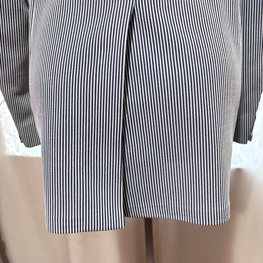 Roos Atkins Classic Blue and White Striped Blazer for Men size 39